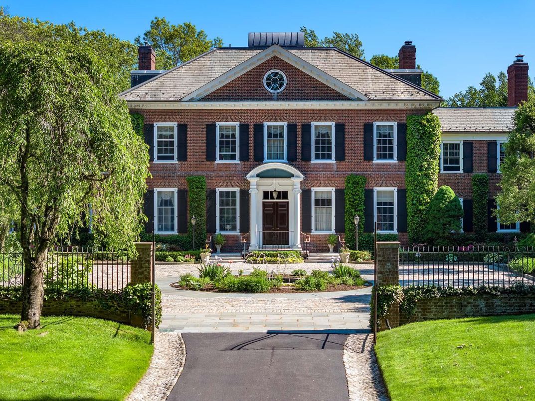 Exterior, Facade, Brick Facade, Georgian