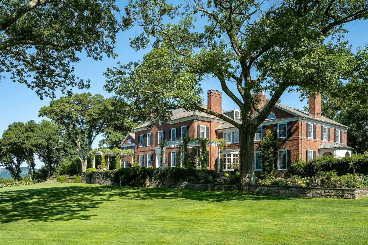 Backyard, Exterior, Facade, Brick Facade, Georgian