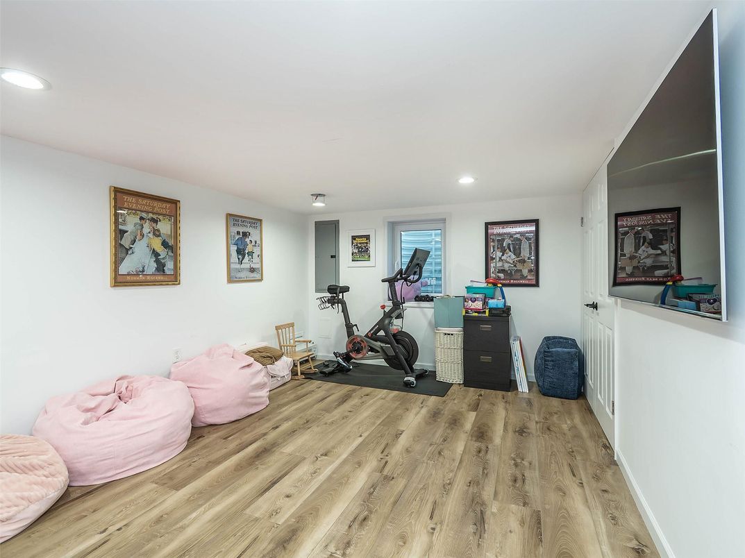 Fitness Equipment, Interior, Recessed Lighting, Wood Texture Flooring