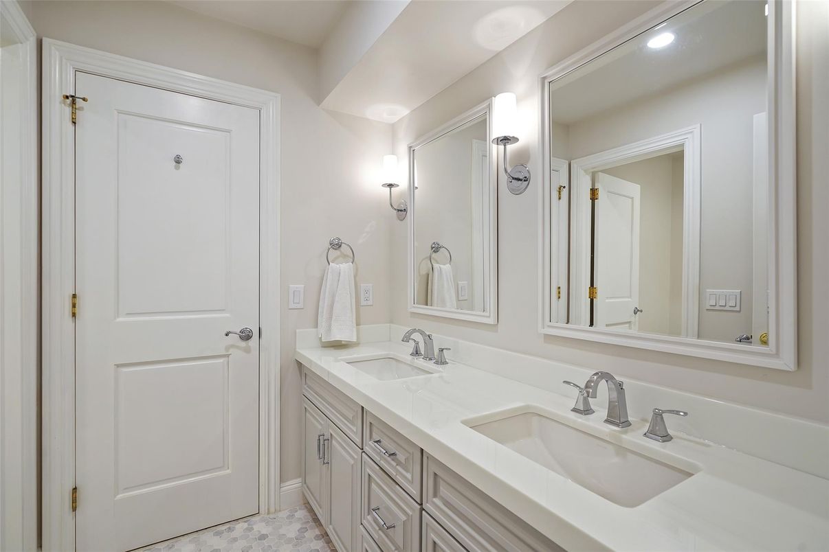 Bathroom, Dual Sink Vanities, Interior, Recessed Lighting
