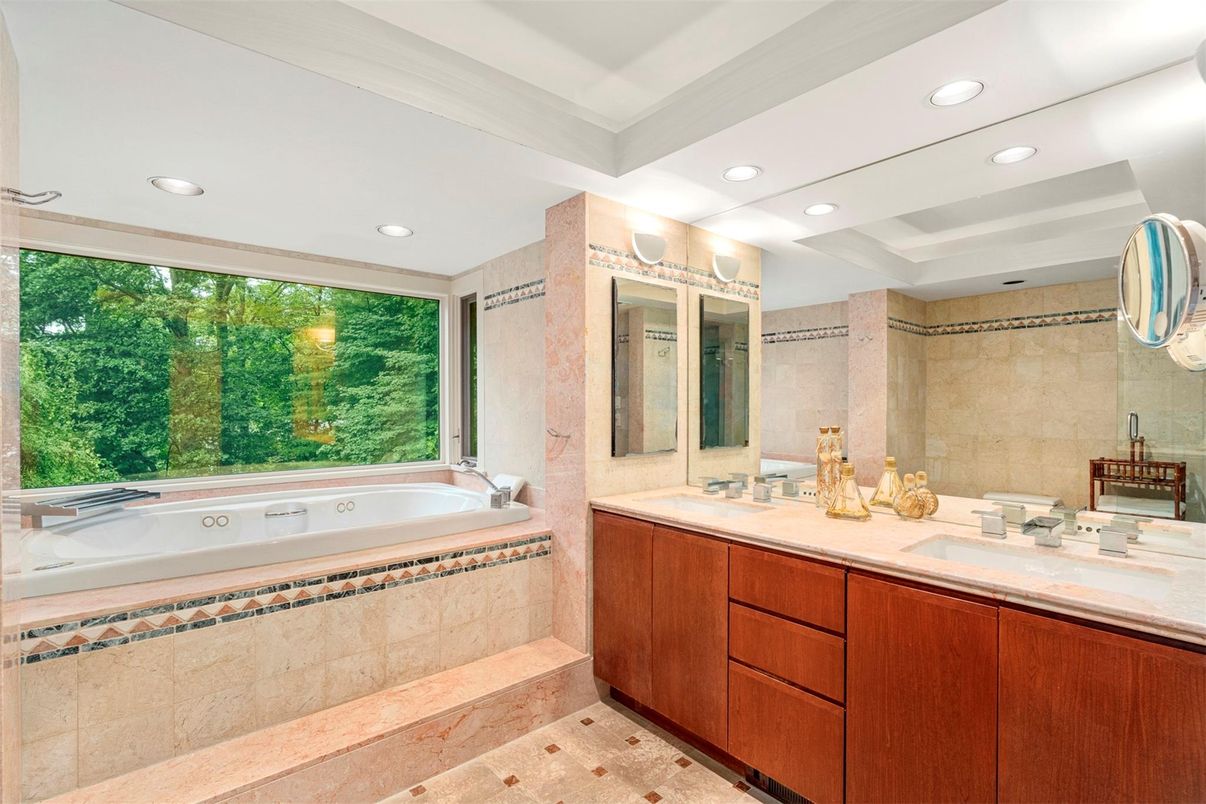 Bathroom, Dual Sink Vanities, Interior, Recessed Lighting