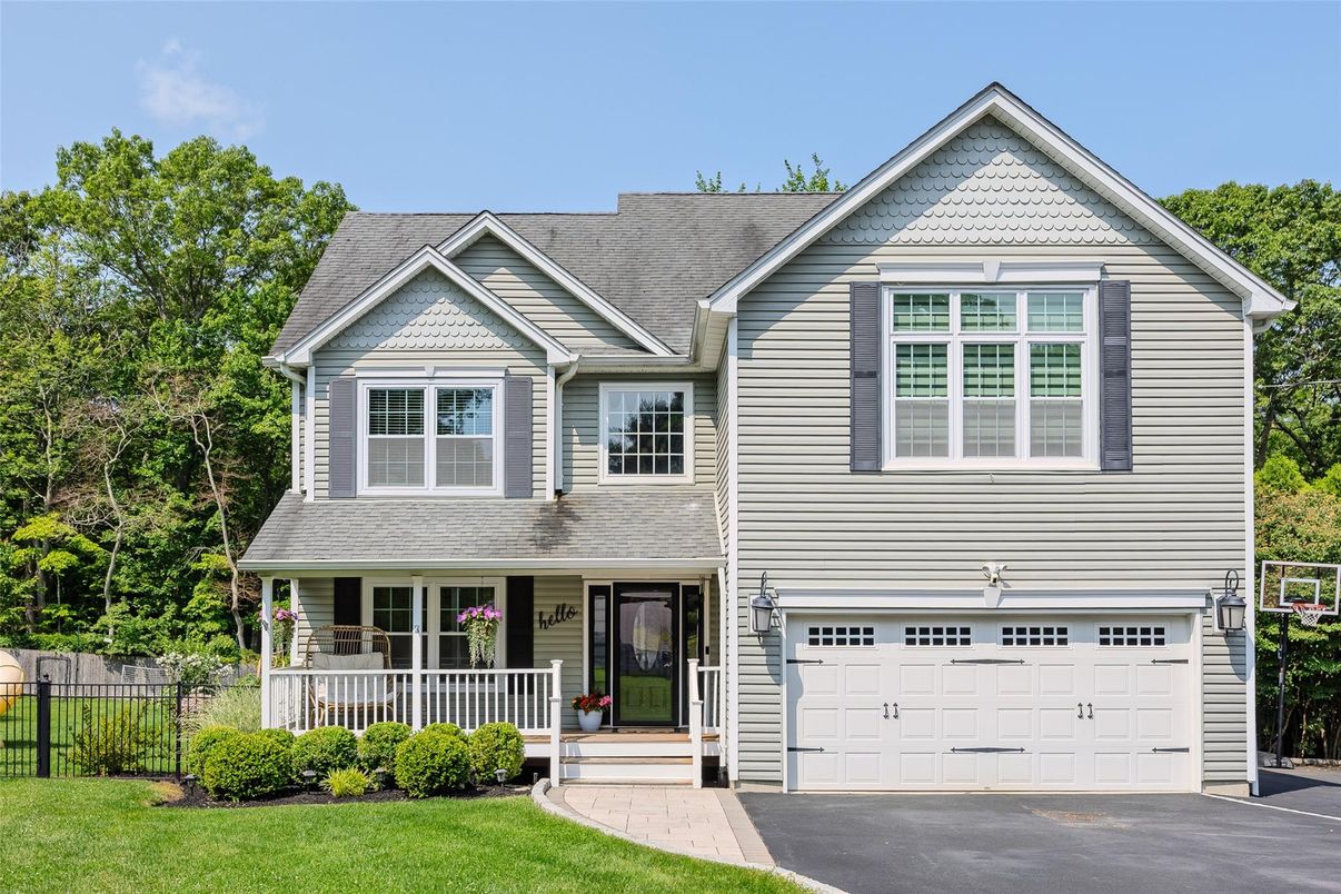 Attached, Exterior, Facade, Farmhouse