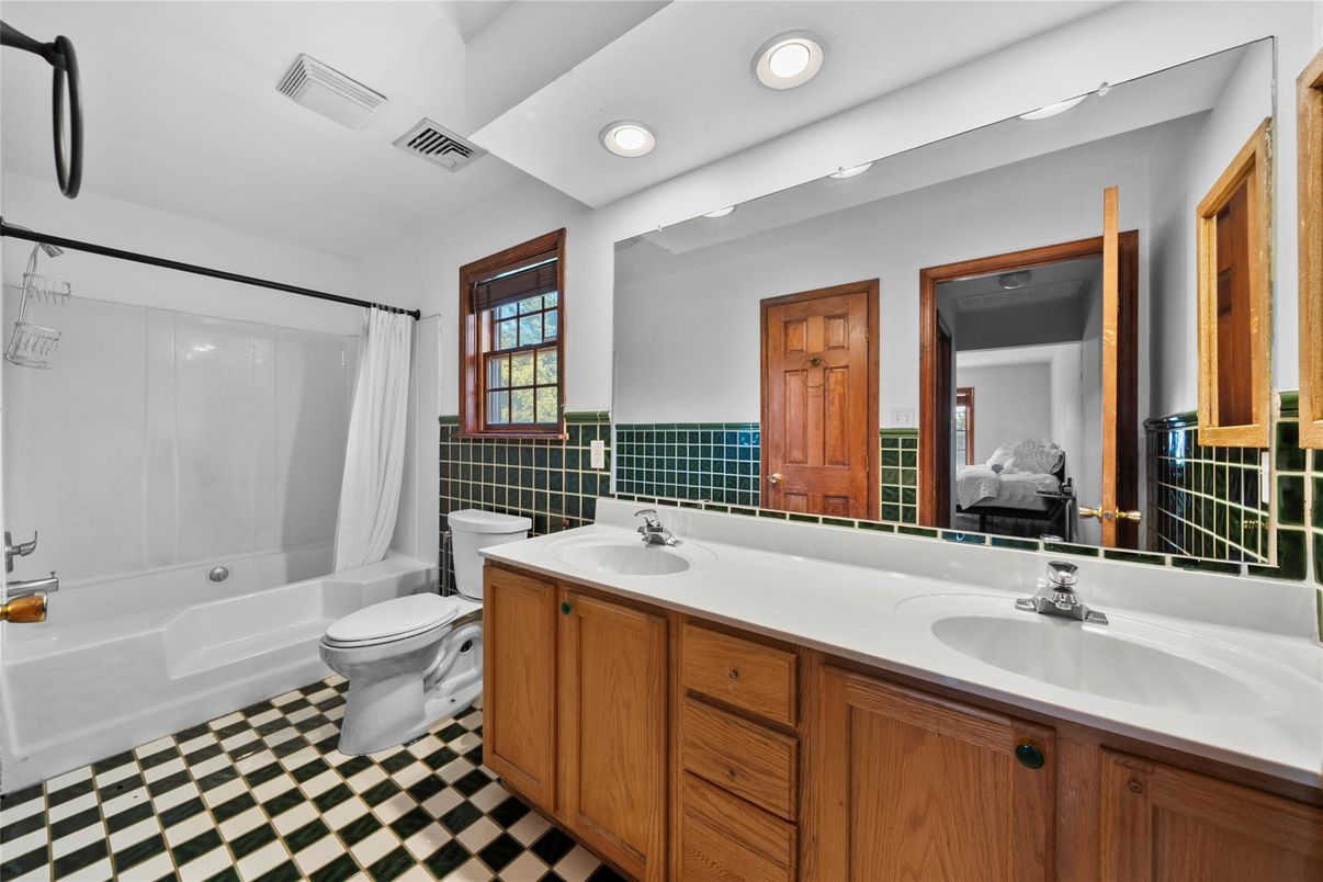 Bathroom, Dual Sink Vanities, Interior, Recessed Lighting
