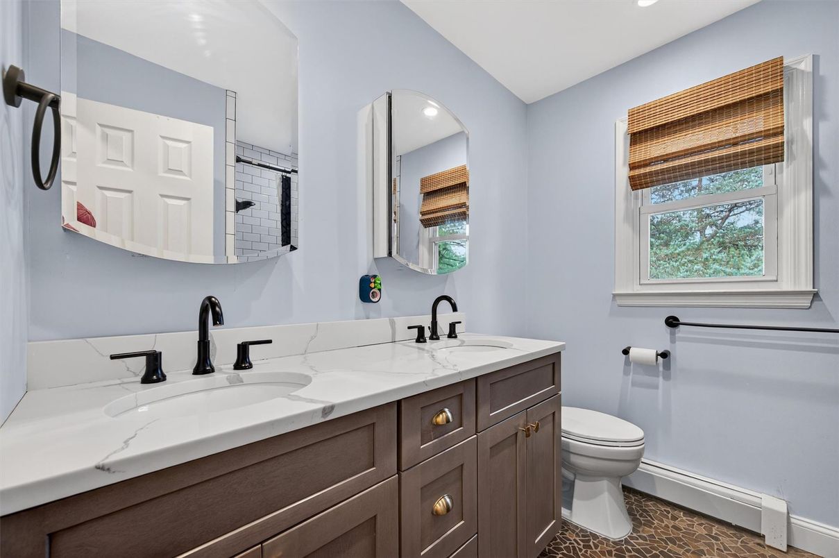 Bathroom, Dual Sink Vanities, Interior, Recessed Lighting