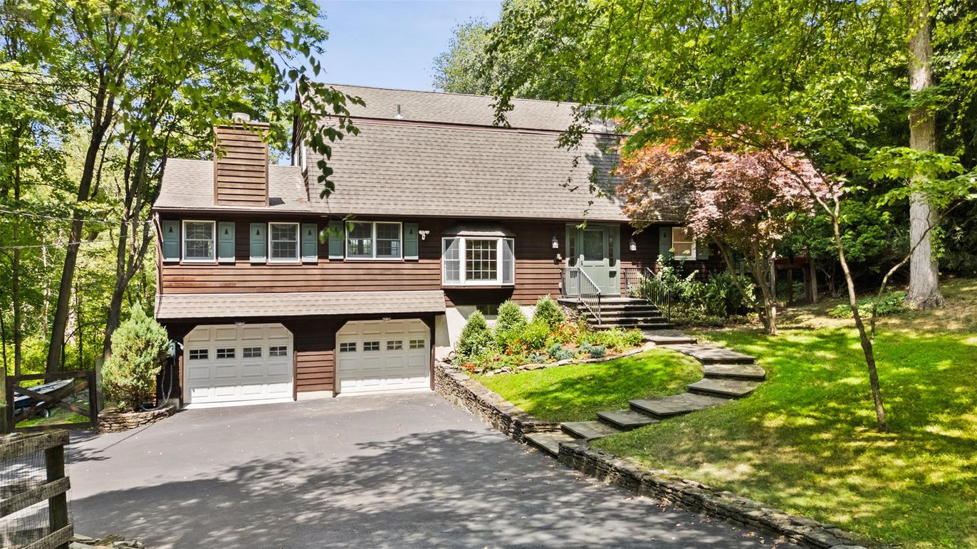 Attached, Exterior, Facade, Cape Cod