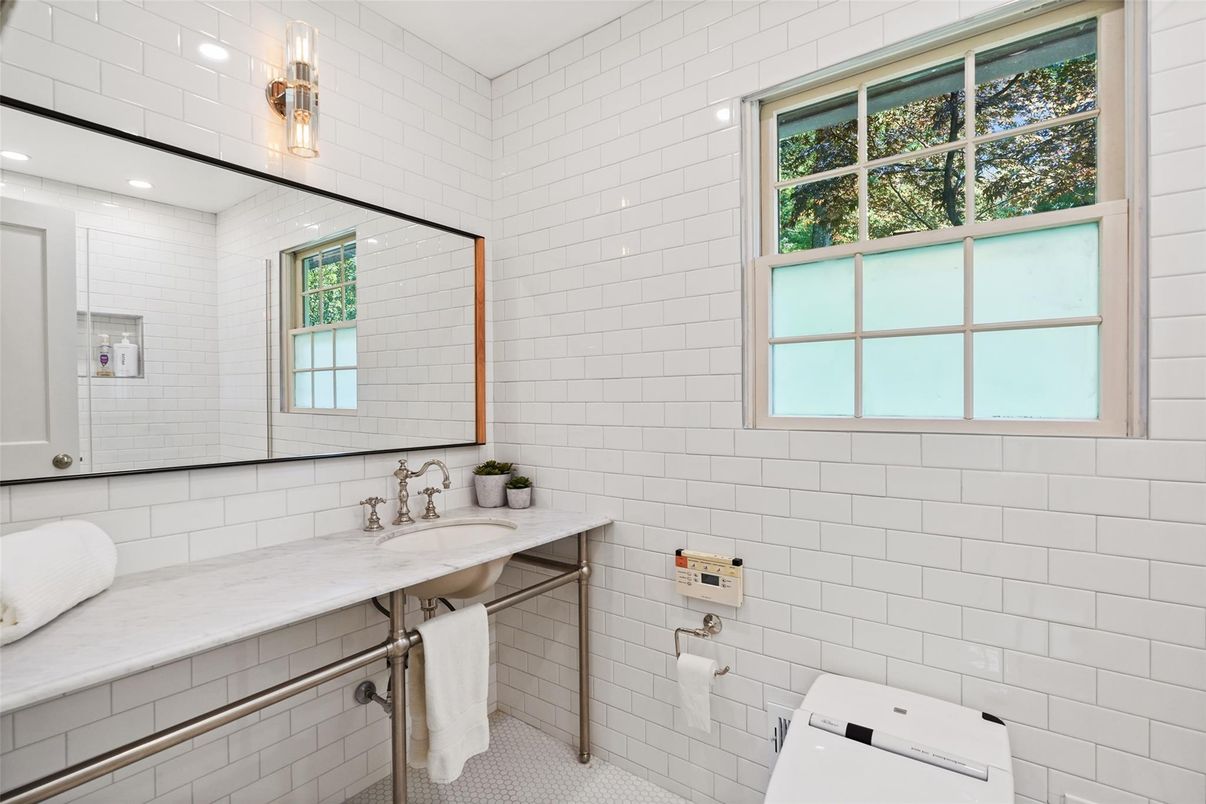 Bathroom, Interior, Recessed Lighting
