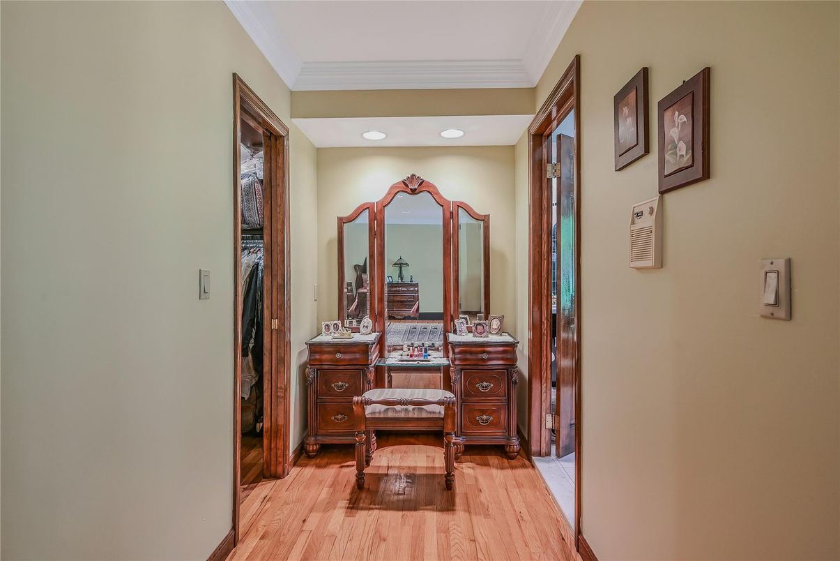 Bathroom, Interior, Recessed Lighting, Wood Texture Flooring