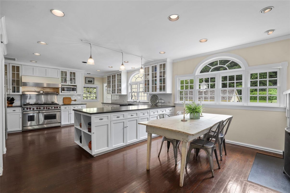 Dining room, Interior, Kitchen, Pendant Lights, Recessed Lighting, Stainless Steel Appliances, Wood Texture Flooring