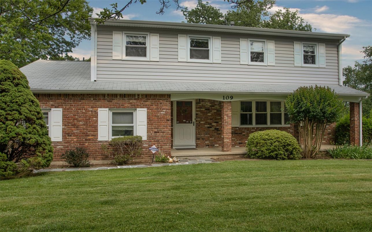 Exterior, Facade, Brick Facade, Split Level