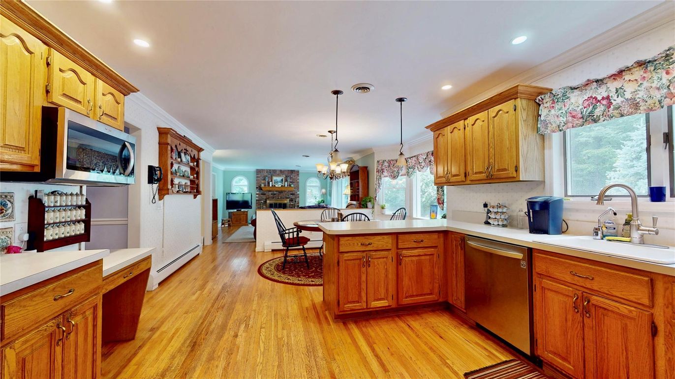 Dining room, Interior, Kitchen, Pendant Lights, Recessed Lighting, Wood Texture Flooring