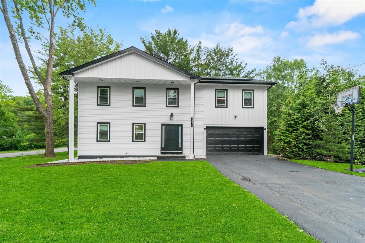 Attached, Exterior, Facade, Farmhouse
