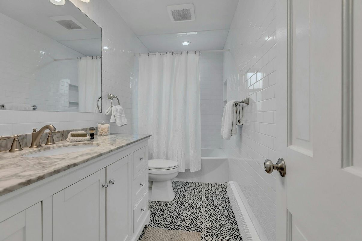 Bathroom, Interior, Recessed Lighting
