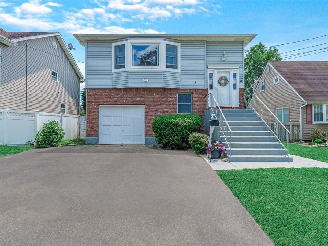 Attached, Exterior, Facade, Brick Facade, Raised Ranch