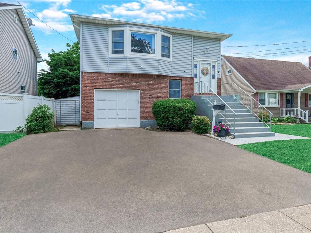 Attached, Exterior, Facade, Brick Facade, Raised Ranch