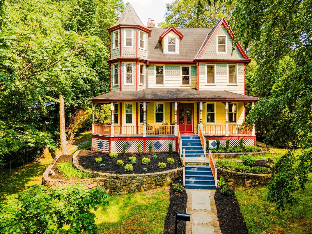 Exterior, Facade, Queen Anne Victorian