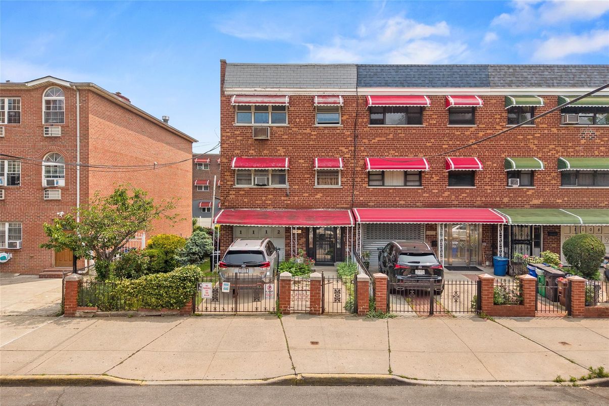 Exterior, Facade, Brick Facade, Rowhouse