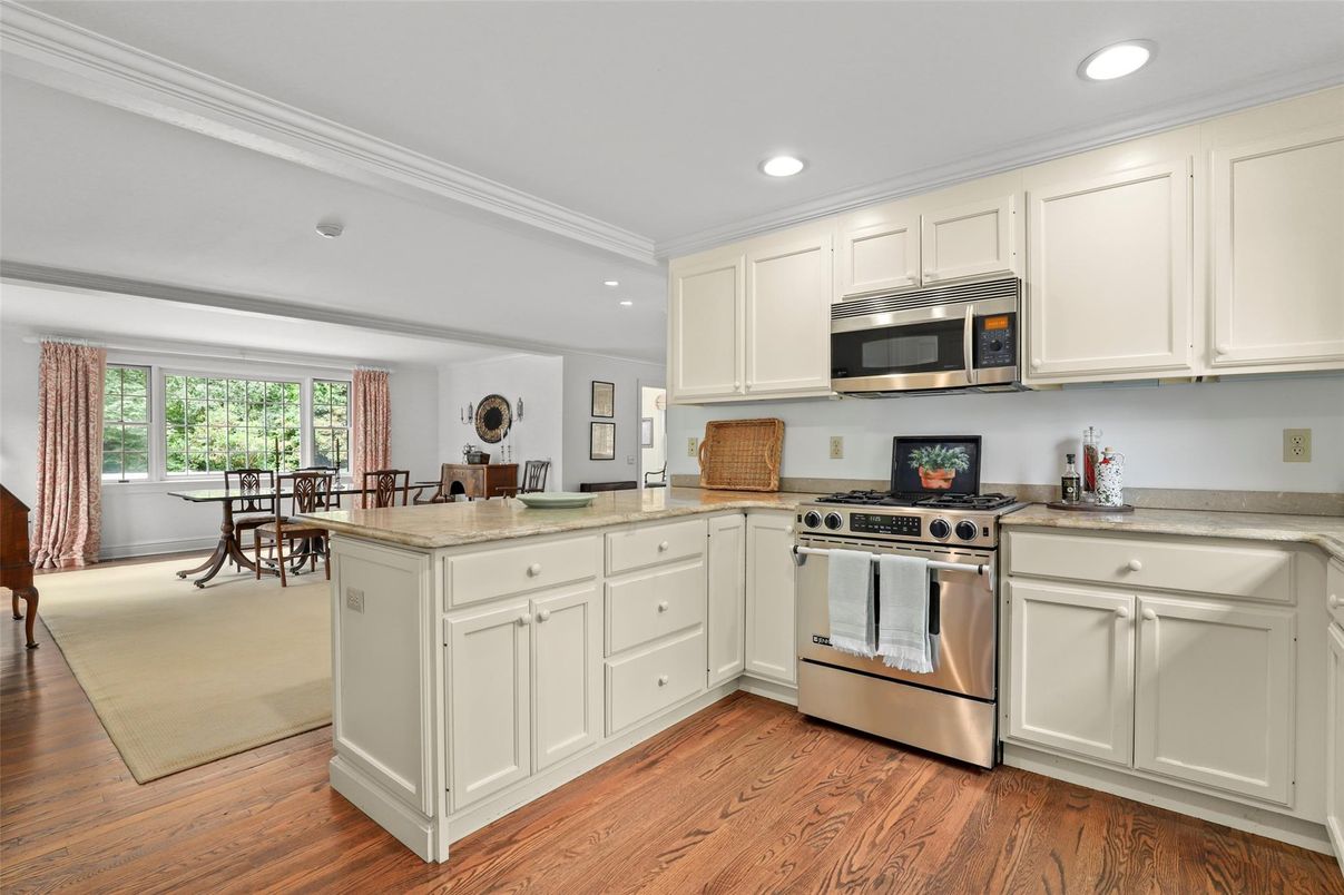 Dining room, Interior, Kitchen, Recessed Lighting, Stainless Steel Appliances, Wood Texture Flooring