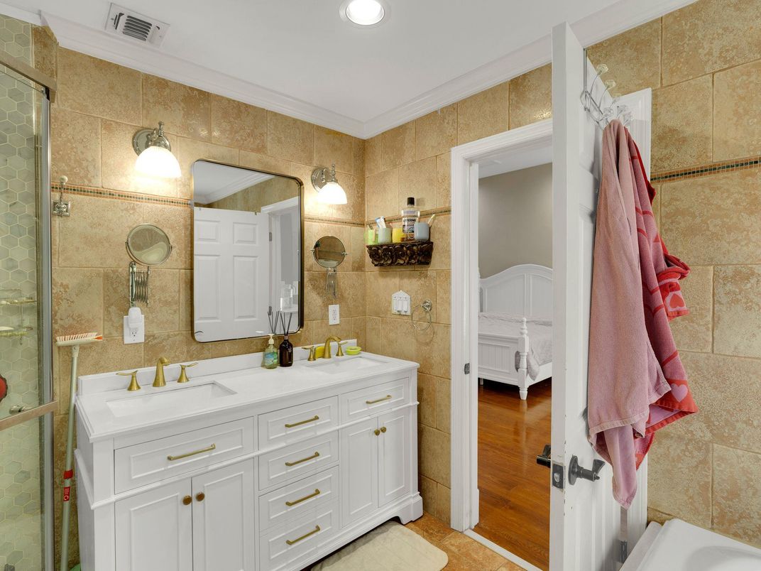 Bathroom, Dual Sink Vanities, Interior, Recessed Lighting