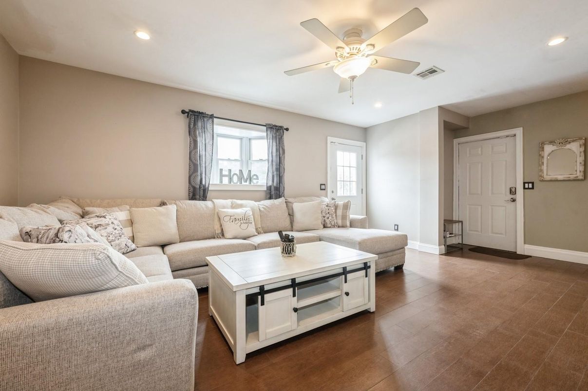 Interior, Living room, Recessed Lighting, Wood Texture Flooring