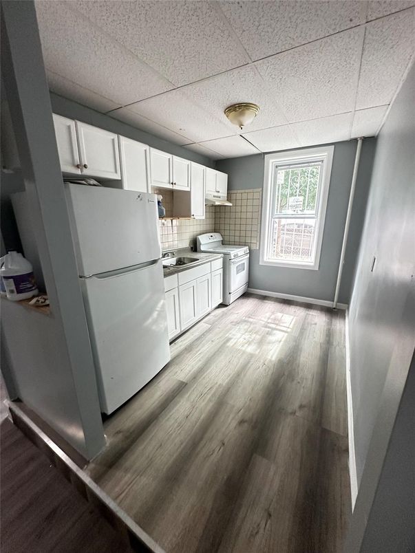 Interior, Kitchen, Washer, Wood Texture Flooring