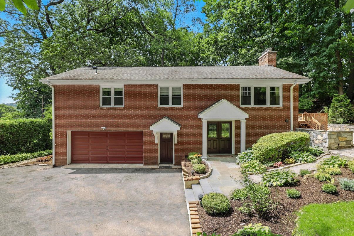 Attached, Exterior, Facade, Brick Facade, Georgian