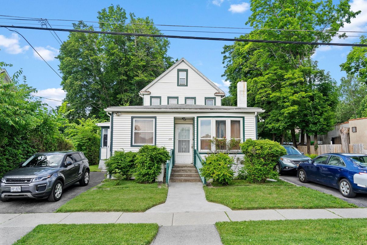 Exterior, Facade, Queen Anne Victorian
