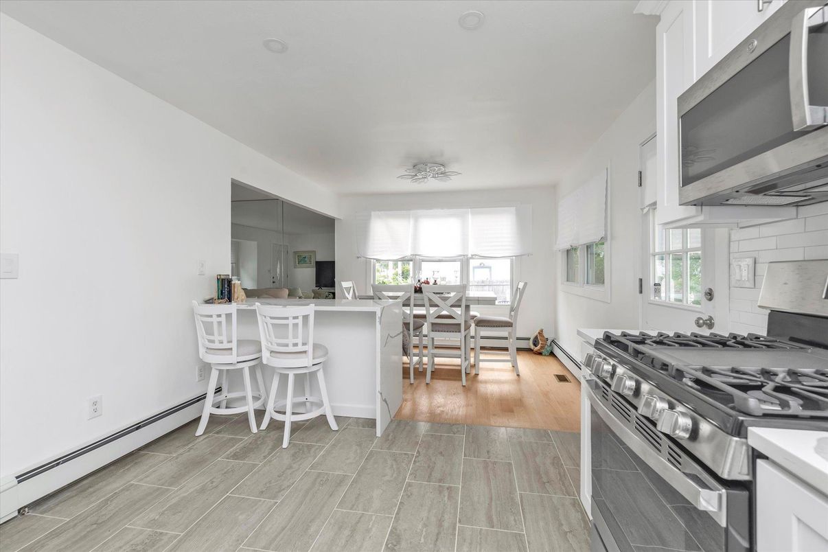 Dining room, Interior, Kitchen, Stainless Steel Appliances, Wood Texture Flooring