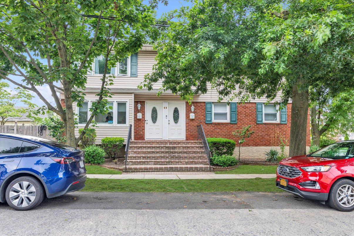Exterior, Facade, Brick Facade, Rowhouse