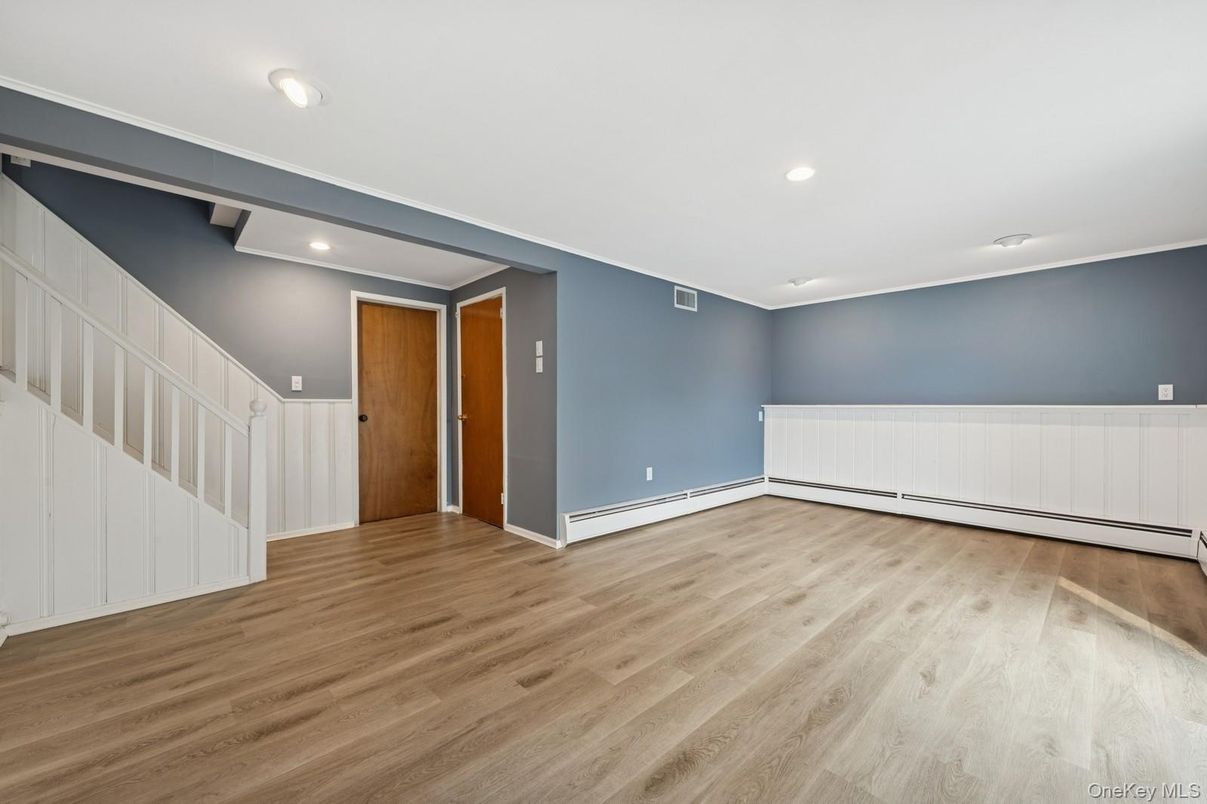 Empty room, Interior, Recessed Lighting, Wood Texture Flooring