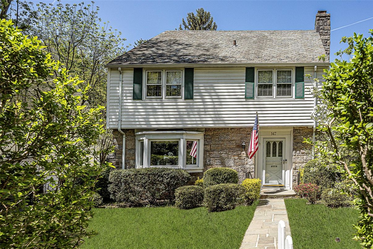 Exterior, Facade, Raised Ranch
