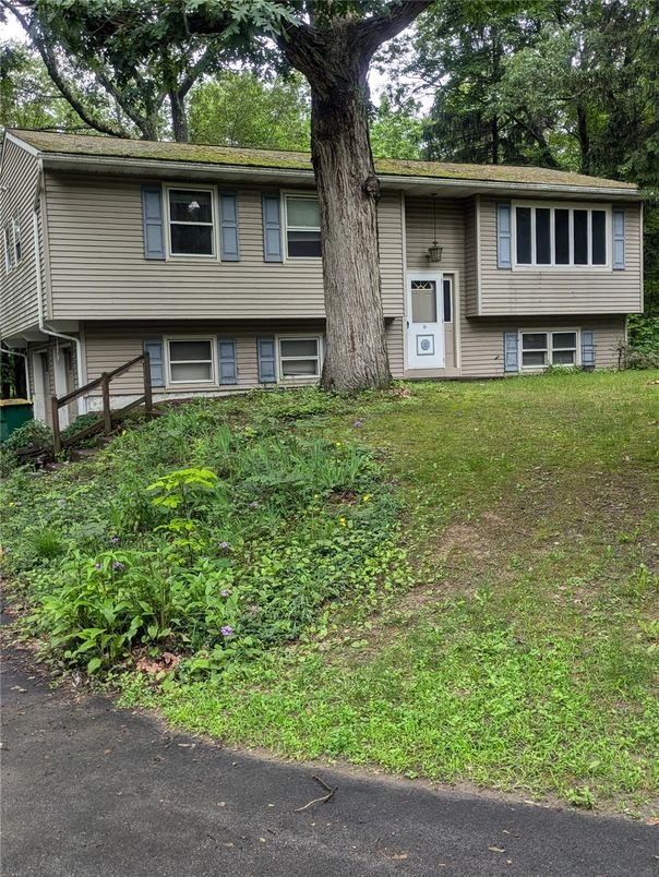 Exterior, Facade, Raised Ranch