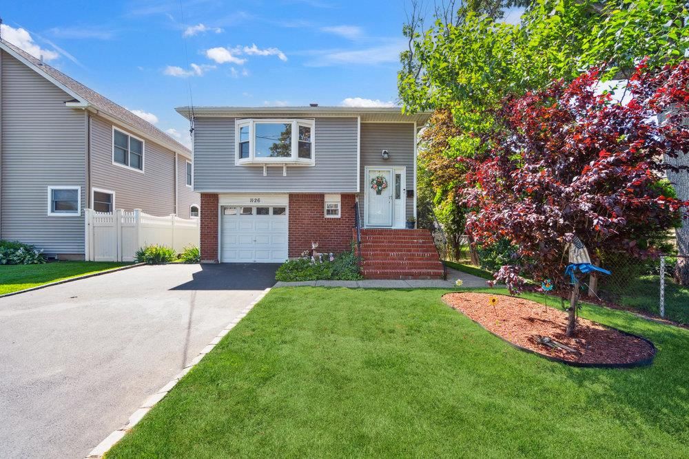 Attached, Exterior, Facade, Brick Facade, Raised Ranch
