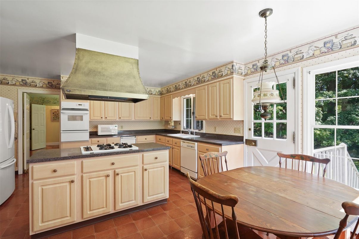 Dining room, Interior, Kitchen, Pendant Lights, Stainless Steel Appliances