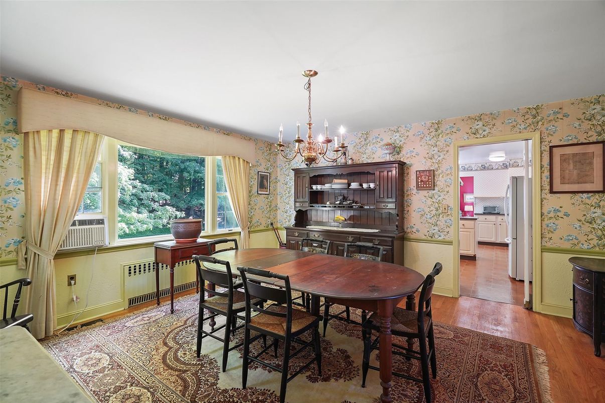 Chandelier, Dining room, Interior, Kitchen, Stainless Steel Appliances, Wood Texture Flooring