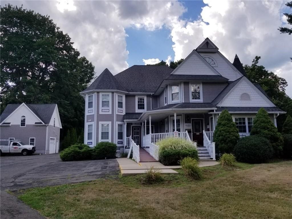 Attached, Exterior, Facade, Queen Anne Victorian