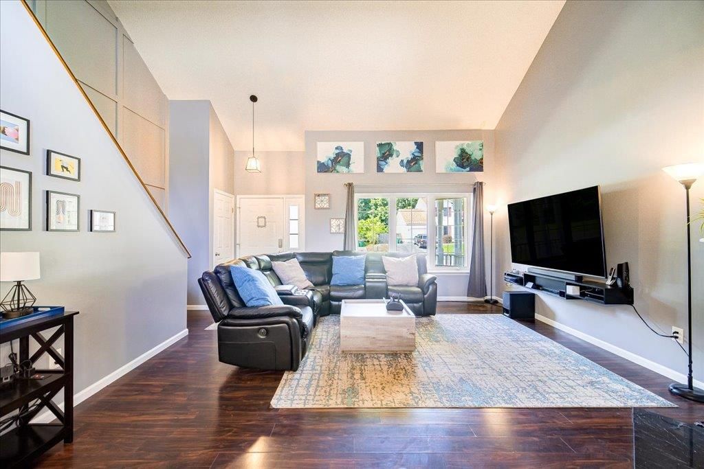 Interior, Living room, Pendant Lights, Wood Texture Flooring