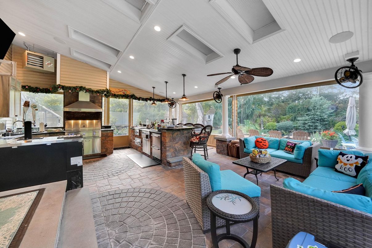 Dining room, Interior, Kitchen, Living room, Pendant Lights, Recessed Lighting, Stainless Steel Appliances