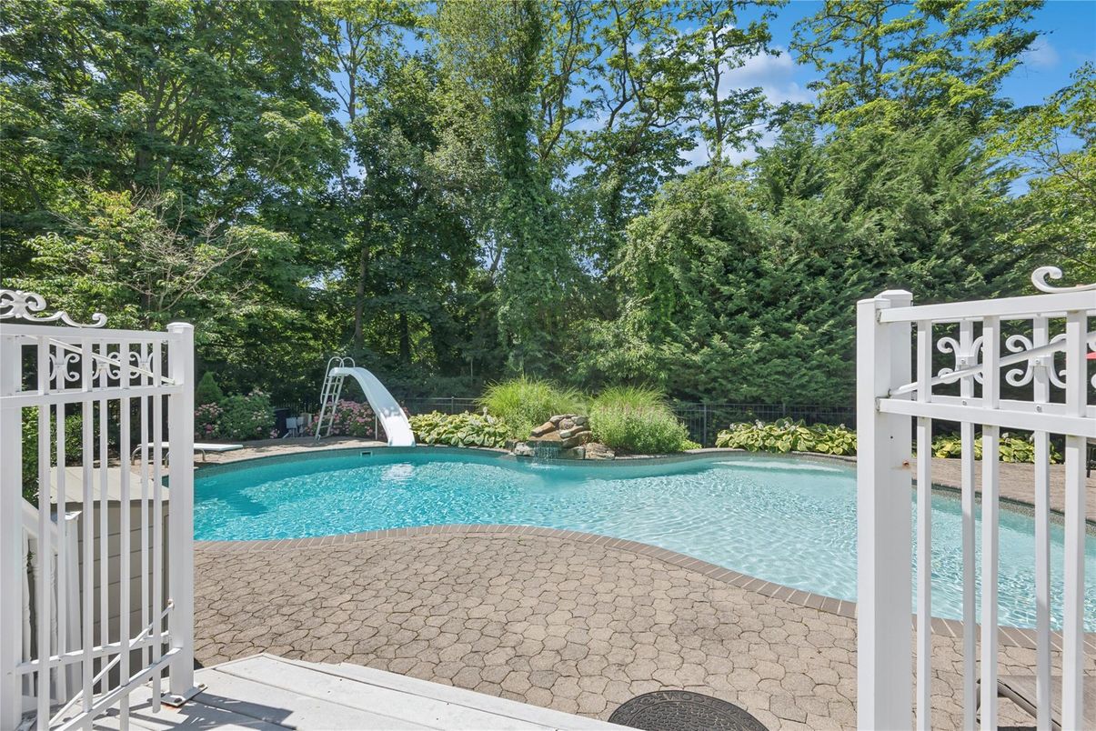 Exterior, Playground, Pool