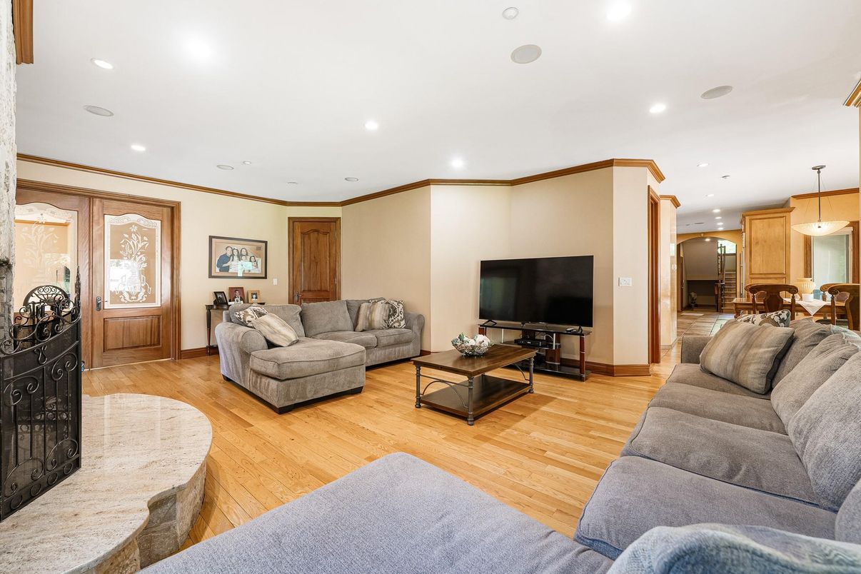 Dining room, Interior, Living room, Pendant Lights, Recessed Lighting, Wood Texture Flooring