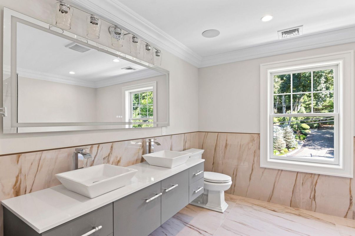 Bathroom, Dual Sink Vanities, Interior, Recessed Lighting