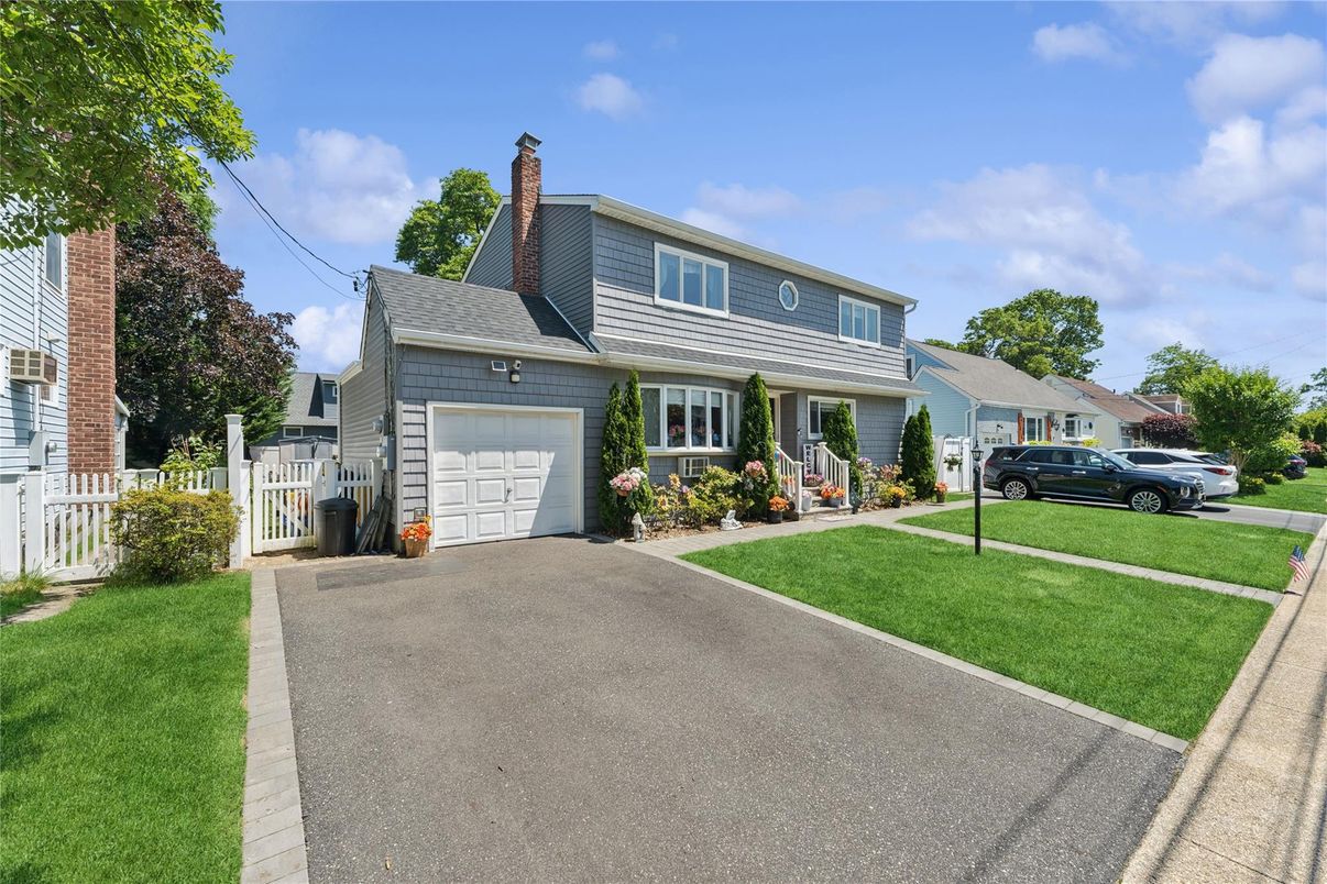 Attached, Exterior, Facade, Cape Cod