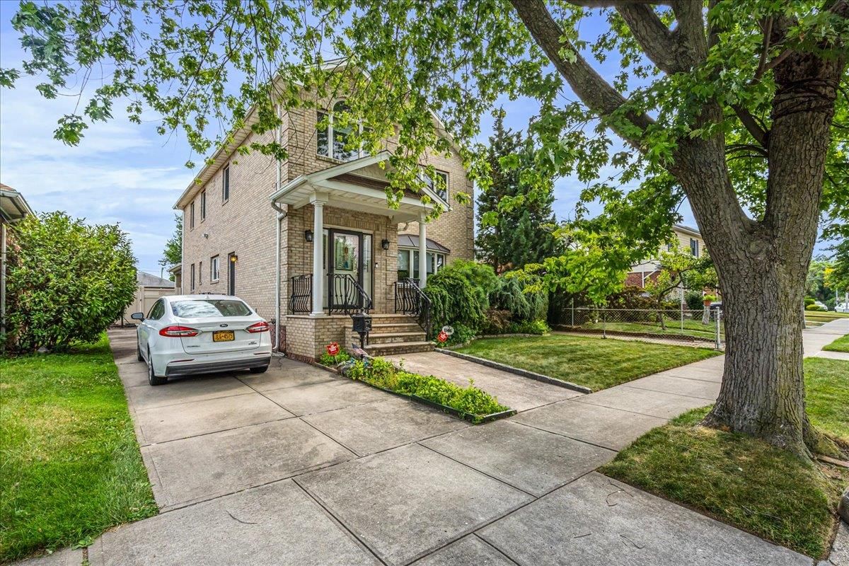 Exterior, Facade, Brick Facade, American Foursquare