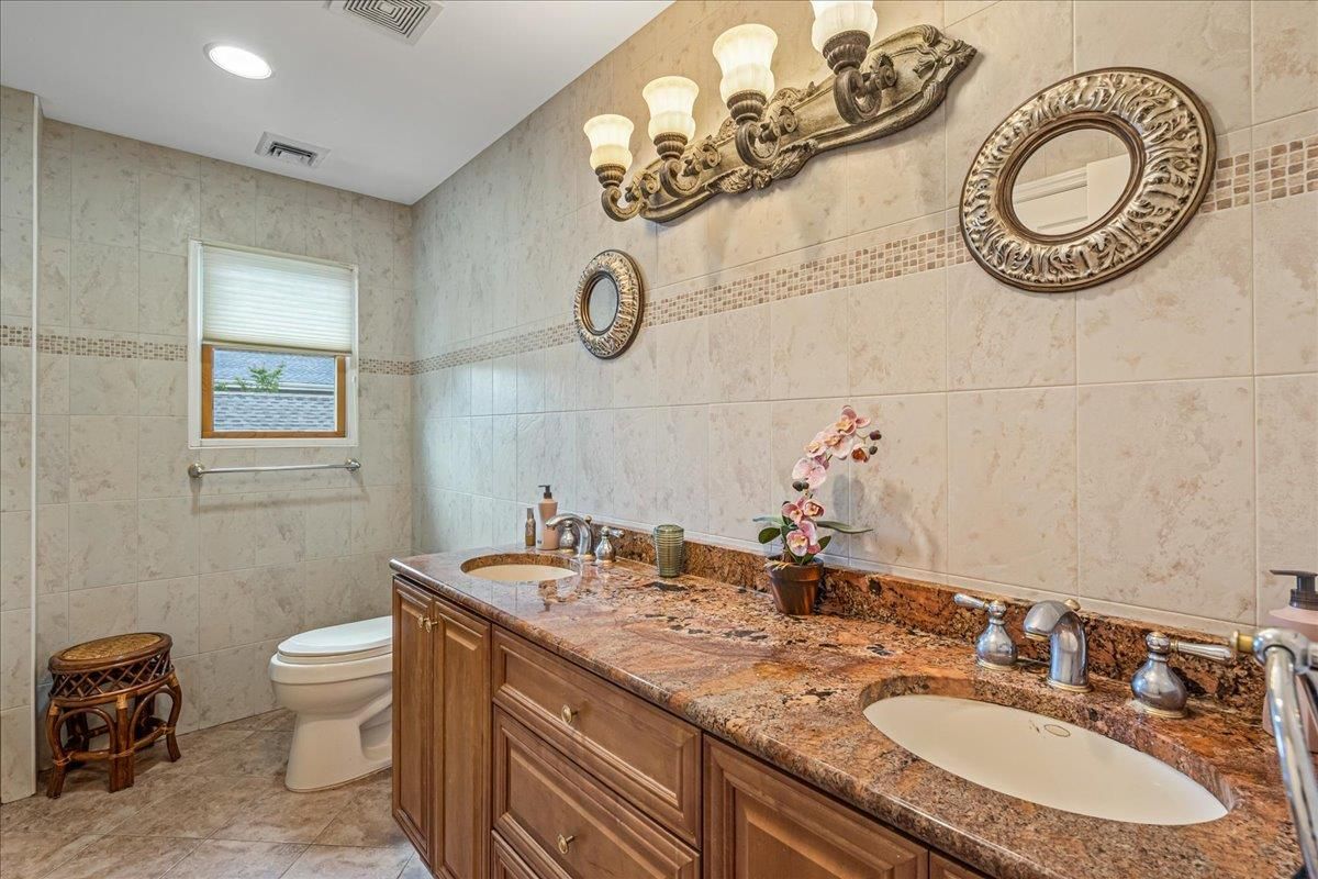 Bathroom, Dual Sink Vanities, Interior, Recessed Lighting