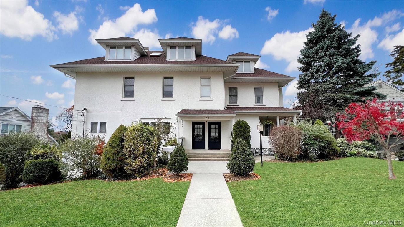Exterior, Facade, American Foursquare