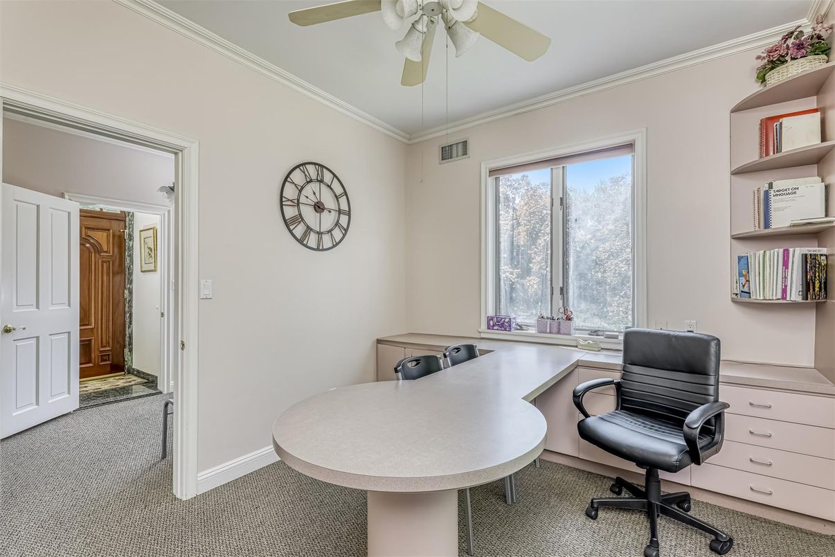 Home Office, Interior