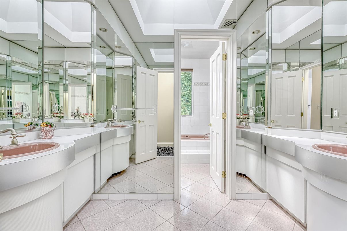 Bathroom, Dual Sink Vanities, Interior