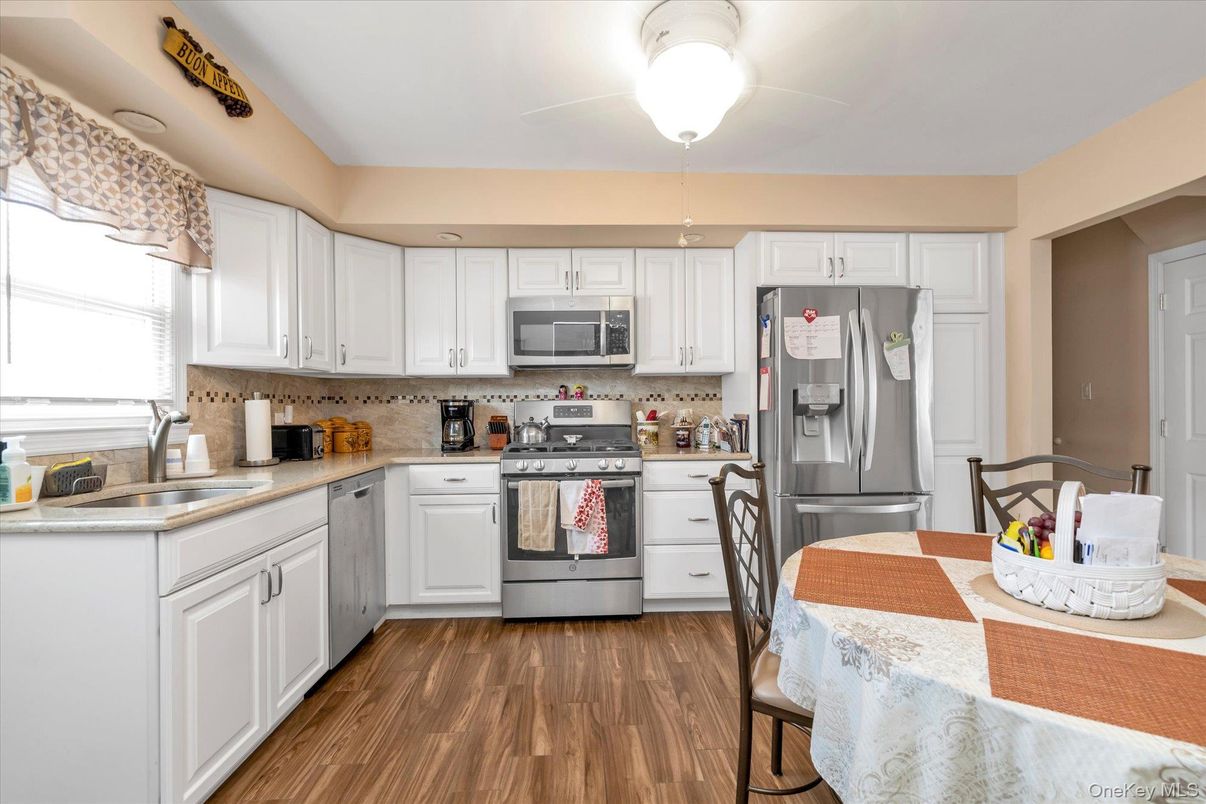 Dining room, Interior, Kitchen, Stainless Steel Appliances, Wood Texture Flooring
