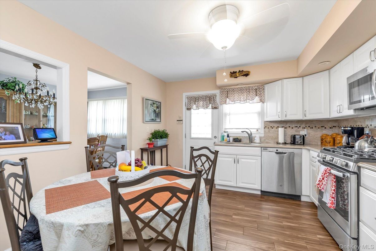 Chandelier, Dining room, Interior, Kitchen, Stainless Steel Appliances, Wood Texture Flooring