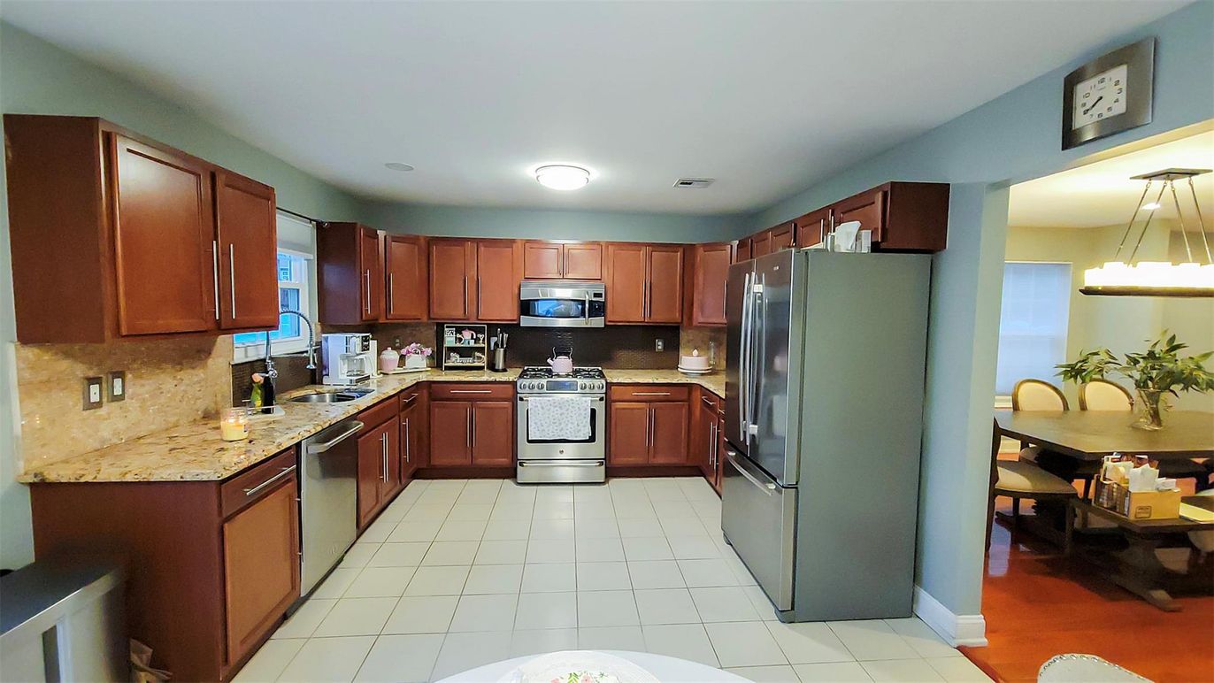 Dining room, Interior, Kitchen, Pendant Lights, Stainless Steel Appliances