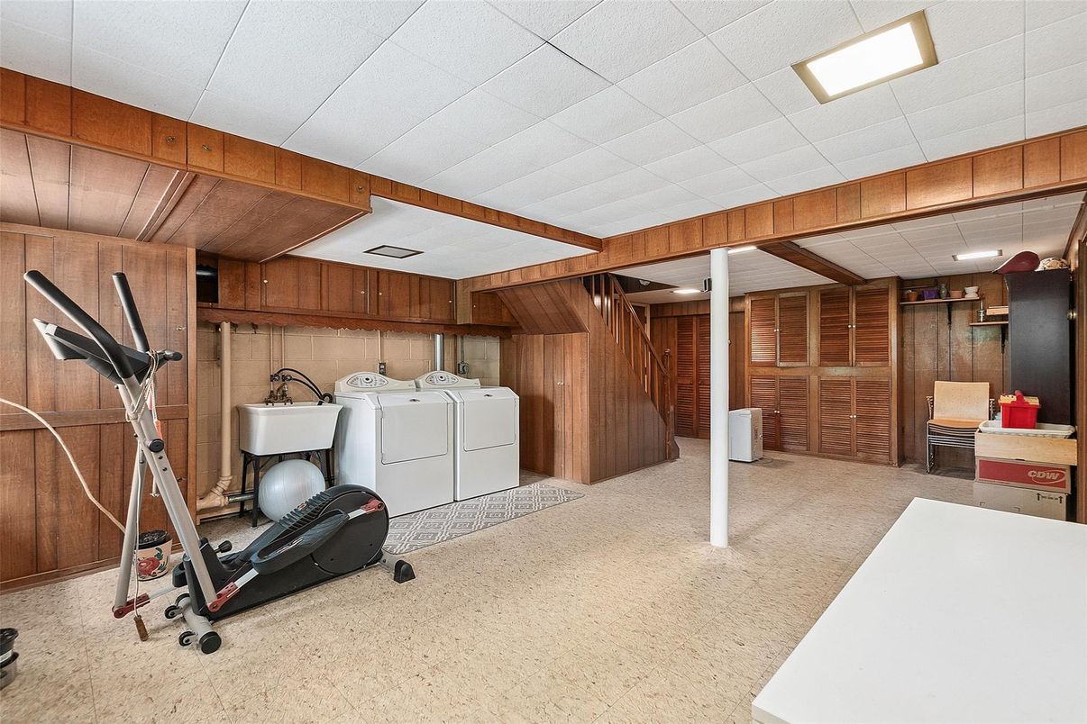 Interior, Recessed Lighting, Washer, Wooden Walls